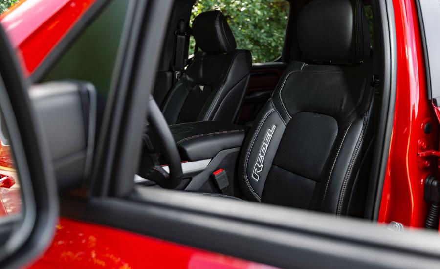 Интерьер Ram 1500 Rebel Crew Cab EcoDiesel (DT) 2019 года  (фото 41 из 43)